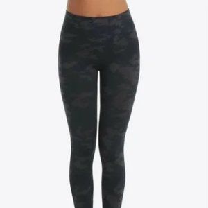 SPANX LOOK AT ME NOW SEAMLESS LEGGING BLACK CAMO FL3515 Size L